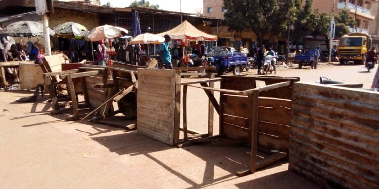 kankan/Marché Sogbè: les vendeuses manifestent pour son ouverture et le maire annonce une date de réception provisoire