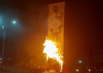Kankan: l’effigie du Colonel Mamadi Doumbouya brûlée à komarala rond point(Cause)