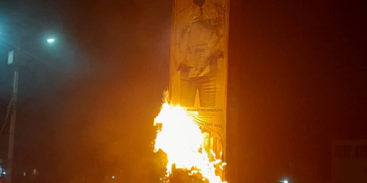 Kankan: l’effigie du Colonel Mamadi Doumbouya brûlée à komarala rond point(Cause)