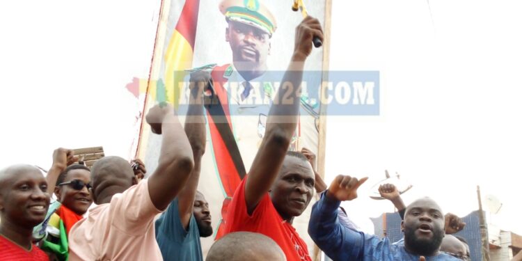 Kankan: Les jeunes décident de restaurer l’effigie du Président de la transition brûlée