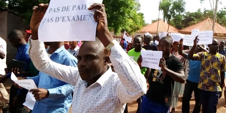 Kankan: les enseignants contractuels menacent de boycotter les examens nationaux
