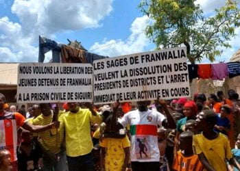 FRANWALIA : Les femmes en colère contre un prédicateur brûlent ses badges et foulards