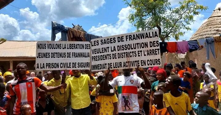 FRANWALIA : Les femmes en colère contre un prédicateur brûlent ses badges et foulards