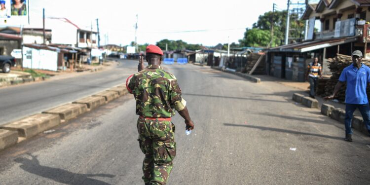 Sierra Leone: le gouvernement allège le couvre-feu au lendemain d’affrontements à Freetown