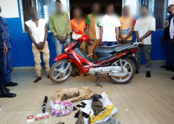 Kankan: les 6 BANDITS presumés interpellés enfin présentés avec leur tuteur à la Presse