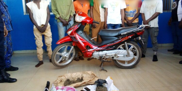 Kankan: les 6 BANDITS presumés interpellés enfin présentés avec leur tuteur à la Presse