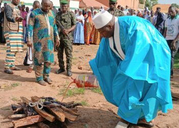 Kankan: Elhadj Cheick Souleymane Sidibé incinere les fétiches et lance un défi aux feticheurs