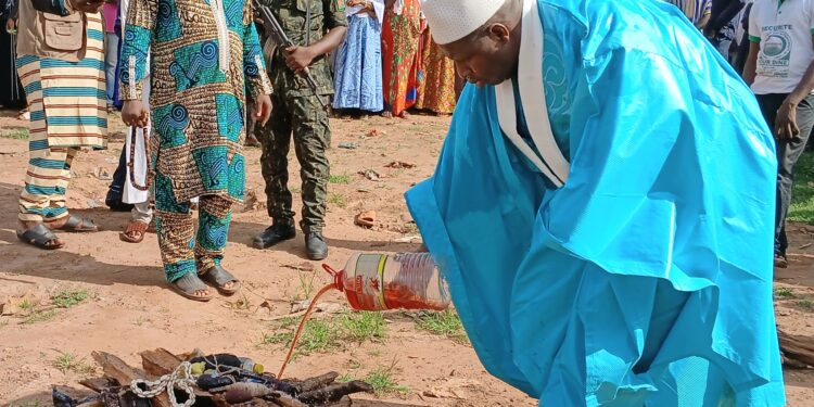 Kankan: Elhadj Cheick Souleymane Sidibé incinere les fétiches et lance un défi aux feticheurs