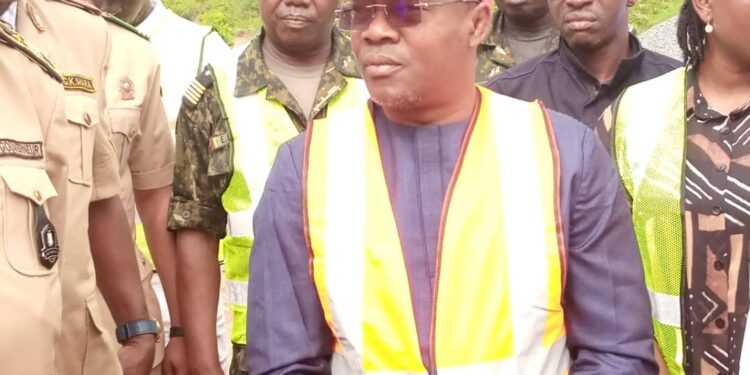 Kankan: le Ministre Ousmane Gaoual visite le chantier du nouvel aérodrome en construction.