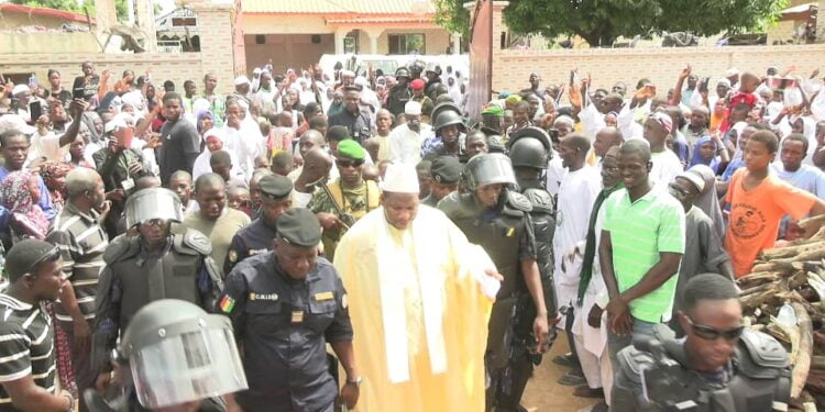 Kankan : l’Erudit Elhadj Cheick Souleymane Sidibé prêche la paix et incinère les fétiches devant une foule nombreuse