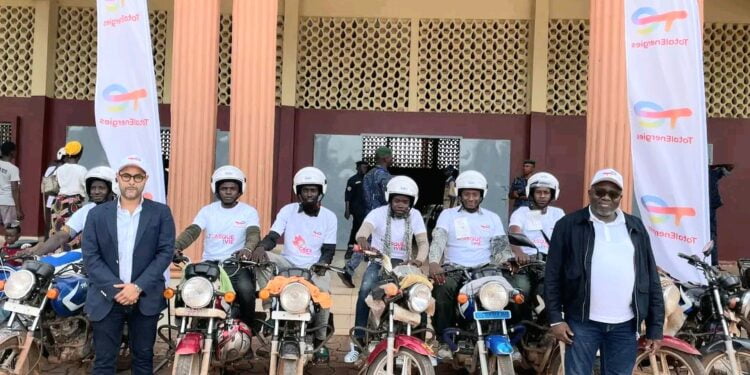 Kankan: TotalEnergies Marketing Guinée sauve des vies et sensibilise en offrant des casques aux motards.