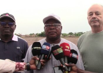 Guinée/Construction de la centrale solaire à karifamoryah : Les partenaires techniques de « Micro Plus Germany » en visite sur le site.