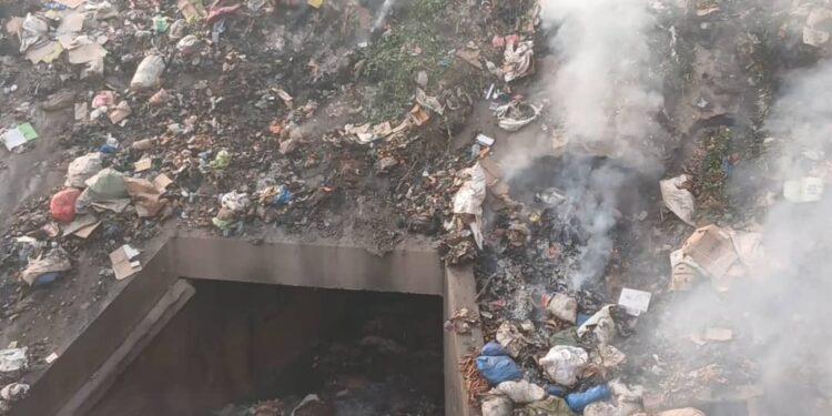 KM 36 : Un dépotoir en feu, une « bombe sanitaire » au cœur du marché