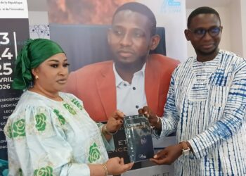 72 Heures du livre en Guinée : Aboubacar Sidiki Traoré marque les esprits avec “Ombre et résilience”.