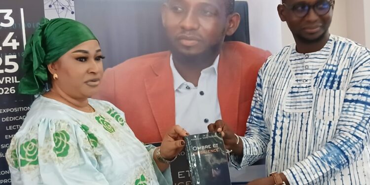 72 Heures du livre en Guinée : Aboubacar Sidiki Traoré marque les esprits avec “Ombre et résilience”.