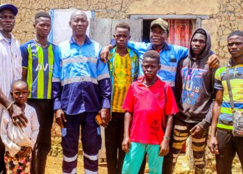 Guinée : la filière cotonnière en pleine relance, la direction de la Société Cotonnière de Kankan au contact des producteurs.